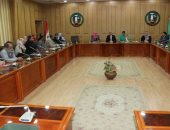 محافظ المنوفية يبحث شكاوى المواطنين.. ويعد بزيارة القرية الفرعونية