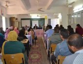 صور.. وكيل تعليم الوادى الجديد يشهد تسليم 73 معلمًا عملهم بنظام التعاقد المؤقت