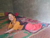 صور.. "سيد" مصاب بضمور بخلايا المخ ويعانى من شلل ويحتاج لكرسى كهربائى