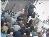 فيديو.. مُصلى يحاول الاعتداء على إمام مسجد.. والأخير يركله بقدمه