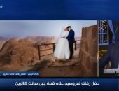 عروسان ومصور يكشفون كيف احتفلوا بزفافهما على أعلى جبل فى سانت كاترين