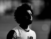 بالأبيض والأسود.. محمد صلاح يستعد لمباراة توتنهام هوتسبير 