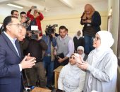 صور.. رئيس الوزراء لطالبات الصف الأول الثانوى: "نسلحكن بأدوات العصر الحديثة"