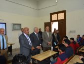 محافظ الجيزة يشهد الاختبارات التجريبية على التابلت بمدرسة السعيدية الثانوية