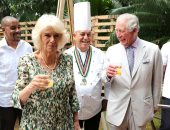 صور.. ولى عهد بريطانيا الأمير تشارلز يُحضر عصير القصب خلال زيارته لكوبا