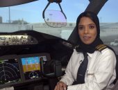 الإماراتية هدى المسلمى تحقق حلمها فى قيادة الطائرات.. فيديو