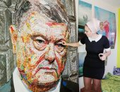 من أغلفة الحلوى وفوارغ الرصاص فنانتان تصنعان لوحة لرئيس أوكرانيا