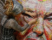 من أغلفة الحلوى وفوارغ الرصاص فنانان يصنعان لوحة لرئيس أوكرانيا ..صور 