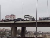 أوناش المرور ترفع حطام حادث تصادم 3 سيارات بالطريق الدائرى اتجاه المعادى