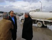 صور.. رفع تراكمات مياه الأمطار بطريق استاد برج العرب قبل بدء مباراة القمة