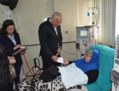 محافظ الجيزة يقدم مساعدات مالية الي 60 مريضا بمستشفى امبابة العام