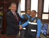 محافظ بنى سويف يستقبل طاقم إسعاف أعاد 56 ألف جنيه لمواطن مصاب فى حادث