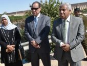محافظ أسوان يعرض على وزير النقل خطة مشروع الكوبرى البديل لخزان أسوان 