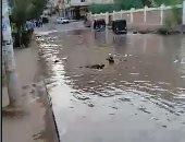 ماسورة مياه مكسورة فى مدينة ناصر بأسوان تغرق الشوارع وتعيق المارة