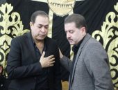 صور.. حكيم وطاهر أبو زيد أول الحاضرين لعزاء الراحل علاء الغول