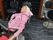 نزلت من الطيارة على الكوافير.. بشرى "نايمة" ومقضيها ترانزيت بين الطيارات