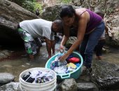 أزمة المياه تهدد حياة الفنزويليين والمئات يلجئون لمياه الأنهار 