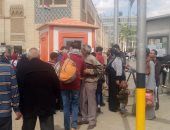 صور.. طوابير أمام شبابيك وأكشاك حجز التذاكر بمحطة مصر بعد تطبيق زيادات الغرامات الجديدة.. السكة الحديد تعلق منشورات فى أركان المحطة بالغرامات الجديدة.. وتحدد 18 غرامة للمخالفين تبدأ من جنيه واحد وتصل لـ 210