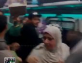 قارئة تشارك بفيديو لمنشدين يضفون البهجة على ركاب قطار البهجة إسكندرية - قنا