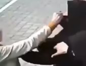 فيديو.. امرأة تركية تهاجم سيدتين وتنزع حجاب إحداهن فى ولاية أضنة
