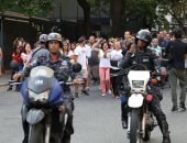 صور.. زعيم المعارضة الفنزويلية يقود حشد هائل من المعارضين وسط اصوات إطلاق نار