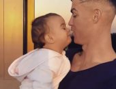لحظات خاصة بين رونالدو وطفله الرضيع.. فيديو