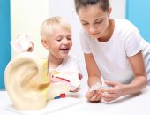 5 علامات لو ظهرت على طفلك بتقولك عنده التهاب فى الأذن الوسطى