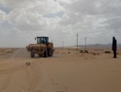 صور.. إزالة الرمال المتحركة من طرق مدينة الحسنة بوسط سيناء