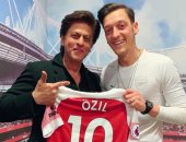 "أراك قريبا فى الهند".. أوزيل يهدى شاروخان قميصه عقب لقاء الجانرز ونيوكاسل 