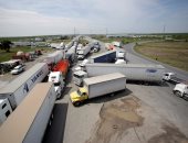 صور.. شلل على الحدود بين أمريكا والمكسيك بسبب التفتيش عن مهاجرين داخل الشاحنات