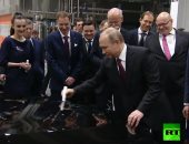 شاهد.. بوتين يضع توقيعه على أول سيارة "مرسيدس" صناعة روسية