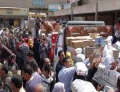 فيديو وصور..سيارات محملة بالأغذية بأسعار مخفضة تجوب الشوارع ضمن مبادرة "كلنا واحد"