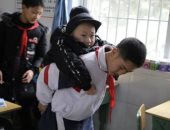 المادة الخام للبراءة.. طالب صينى يحمل صديقه العاجز على كتفه 6 سنوات