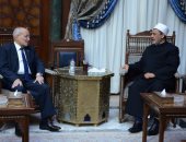 شيخ الأزهر ووزير الإنتاج الحربى يتابعان سير المشروعات المشتركة