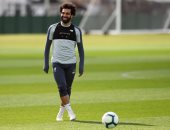 شاهد.. محمد صلاح يوقع على الكاميرا فى ودية غينيا