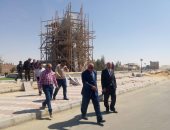 محافظ الوادى الجديد يتفقد أعمال تطوير ميدان الفرافرة بـ1.3 مليون جنيه