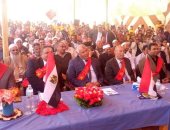 محافظ الوادى الجديد يكرم الطلاب الأيتام بالفرافرة ويمنحهم مكافات مالية 