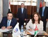 وزير البترول يشهد توقيع عقود تشغيل شركات مصرية لخطوط الغاز بالأردن