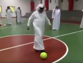 محمد عبده يستعرض مهاراته فى كرة القدم.. فيديو