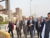 محافظ الجيزة يخصم 10 أيام من راتب مسئول نظافة الهرم.. اعرف السبب