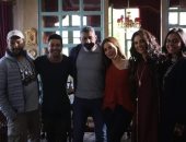 شاهد ياسر جلال مع أبطال "لمس أكتاف" داخل اللوكيشن