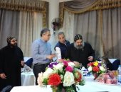 آباء الدير الأحمر يهدون وزير الآثار ومحافظ سوهاج المصحف الشريف