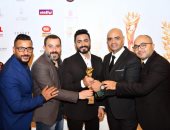 صور.. تامر حسنى يفوز بجائزة أفضل مطرب عربى  بـ"موريكس دور"