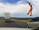 "حادثة ولا فيلم سيما".. سيارة تصطدم بعاملين فى جنوب إفريقيا.. فيديو وصور