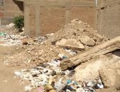 صور.. القمامة والمخلفات تغلق شارع أحمد على فى إمبابة