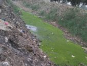 مصرف قرية "منشأة الساوى" يتحول إلى مقلب قمامة ويهدد السكان بالمرض