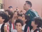 فيديو.. سيلفى الأطفال بـ "البوس والأحضان " مع محمد رمضان 