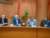 صور.. محافظ بورسعيد يلتقى بالشباب الفائزين بمشروع المجمع الصناعى الثانى