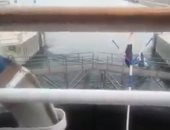 فيديو.. لحظة غرق شاب وإنقاذ آخر فى اصطدام قارب ببوابة هويس إسنا بالأقصر