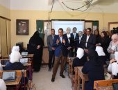 صور.. رئيس الوزراء لطالبات ثانوى البحيرة: نجهزكم لتكونوا مواكبين لما يحدث عالميا